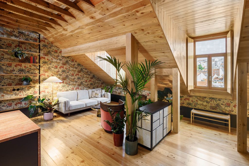 (projeto) em (local) do atelier de arquitetura (arquiteto)